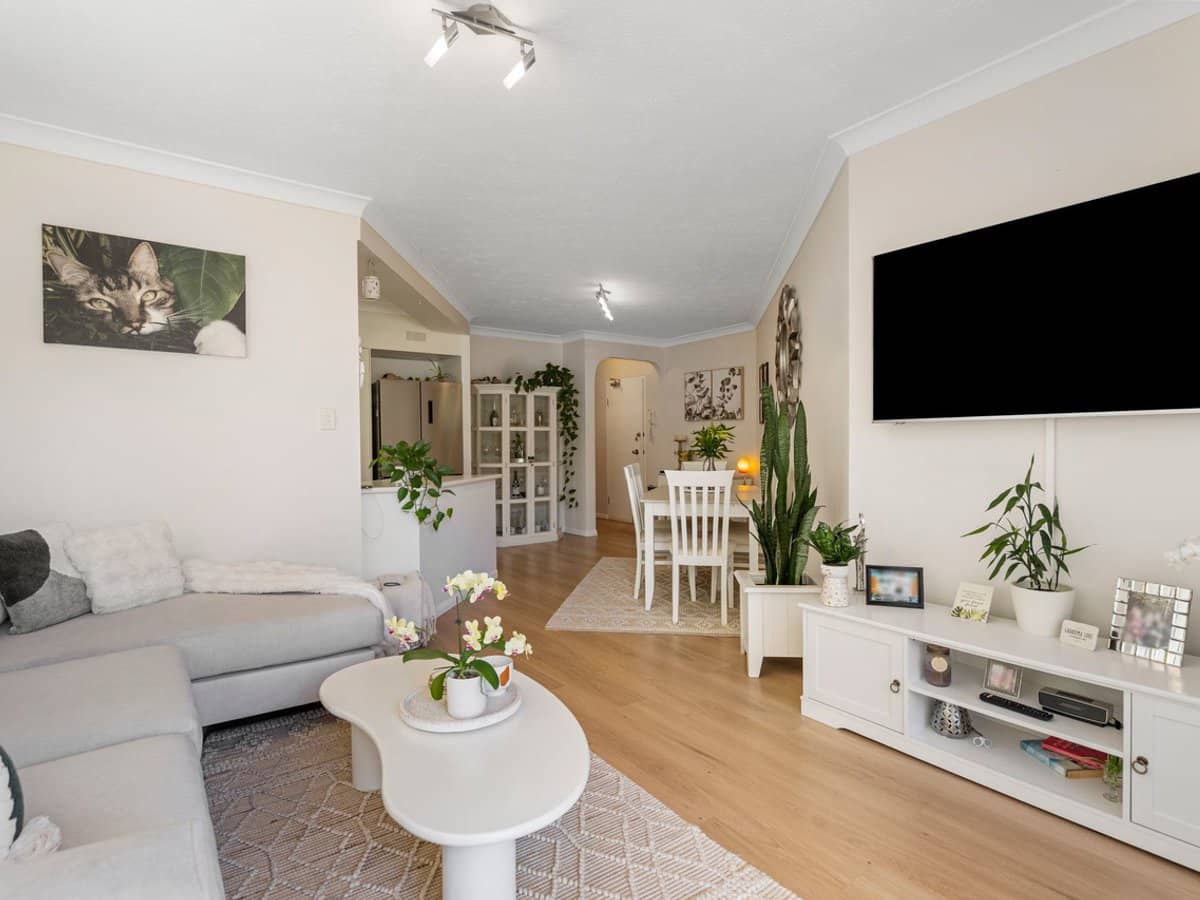 14 Rosewood Avenue, BROADBEACH - Thumbnail 4