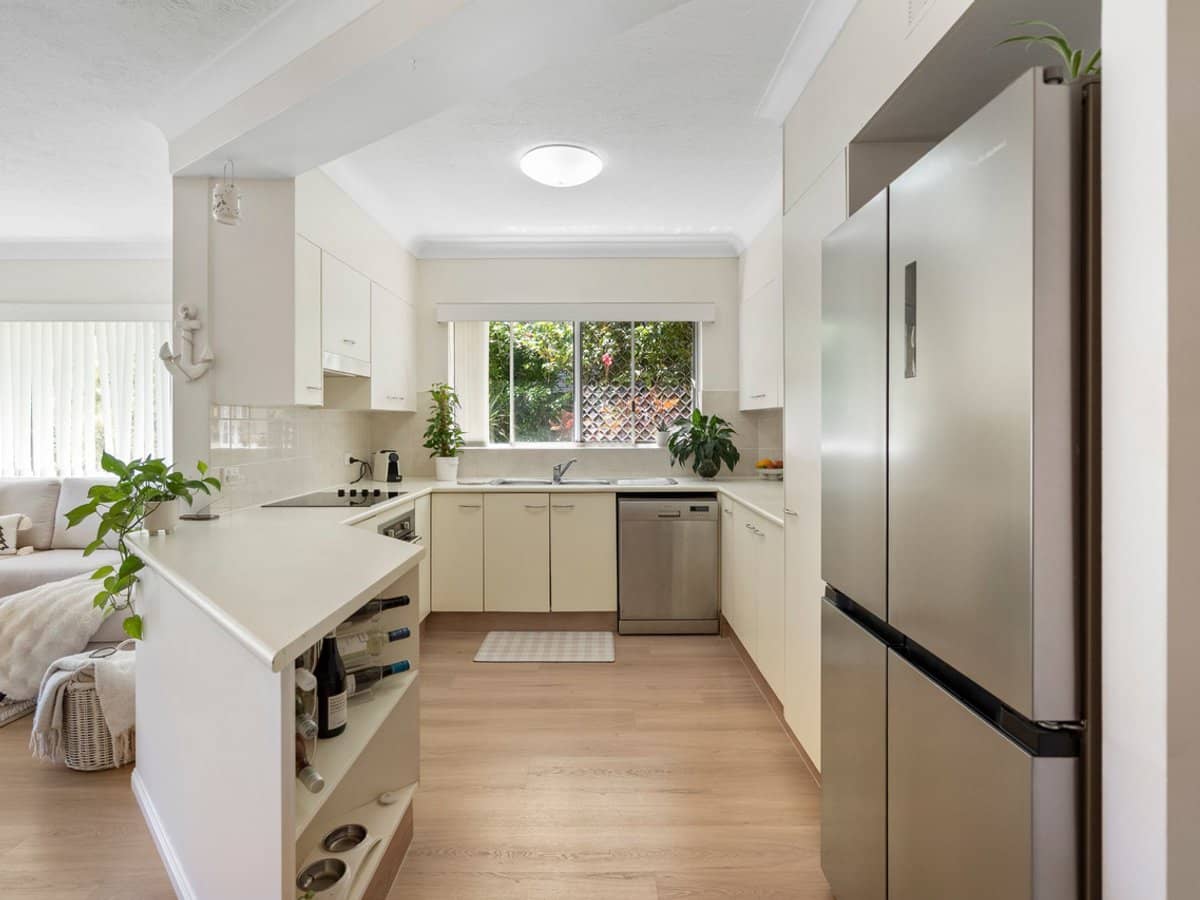 14 Rosewood Avenue, BROADBEACH - Thumbnail 5