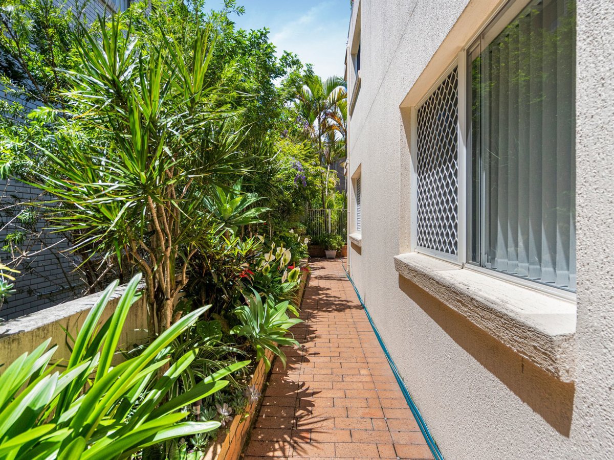 14 Rosewood Avenue, BROADBEACH - Thumbnail 6