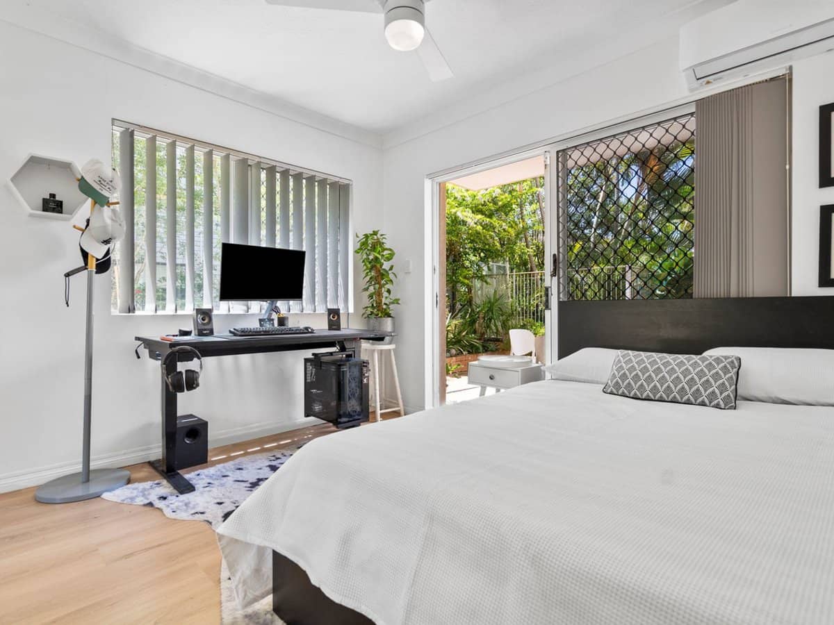 14 Rosewood Avenue, BROADBEACH - Thumbnail 11