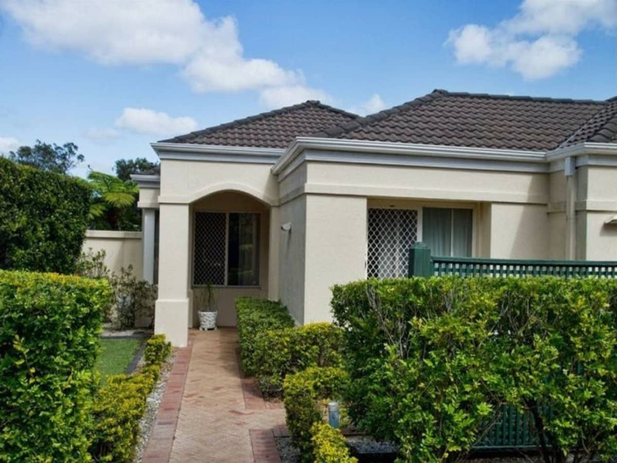 24 Abby Crescent, ASHMORE - Thumbnail 2