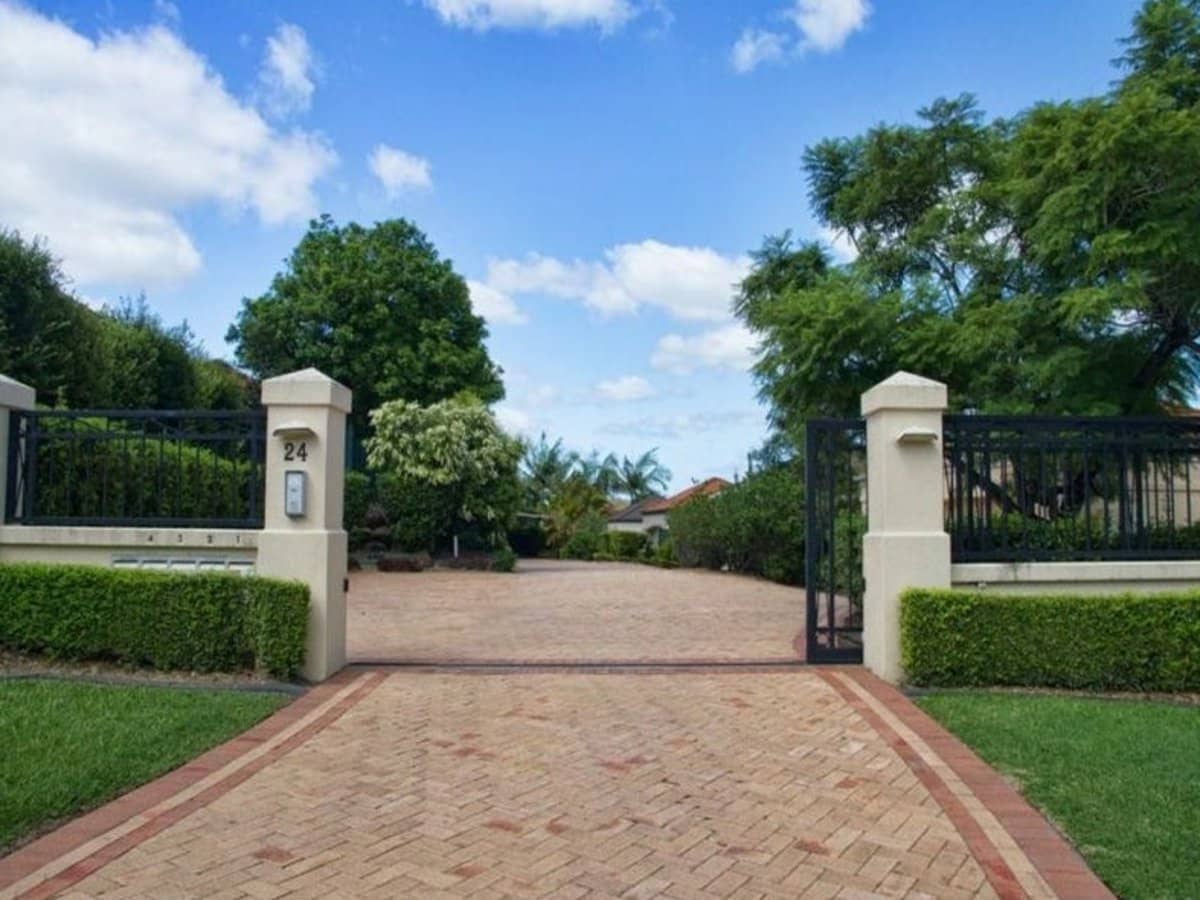 24 Abby Crescent, ASHMORE - Thumbnail 3