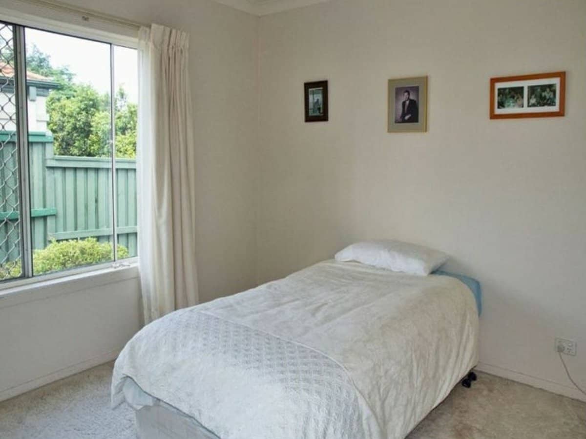 24 Abby Crescent, ASHMORE - Thumbnail 7