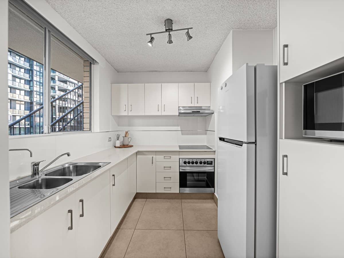 82 The Esplanade, Burleigh Heads - Thumbnail 11