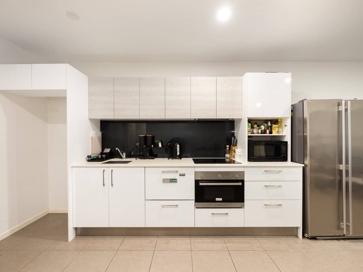 6-8 Waterford Court, BUNDALL - Thumbnail 2