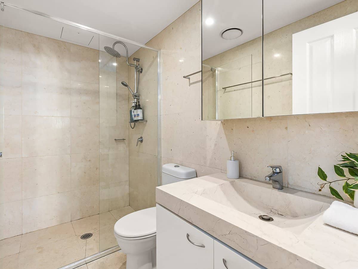 22 Surf Parade, BROADBEACH - Thumbnail 20