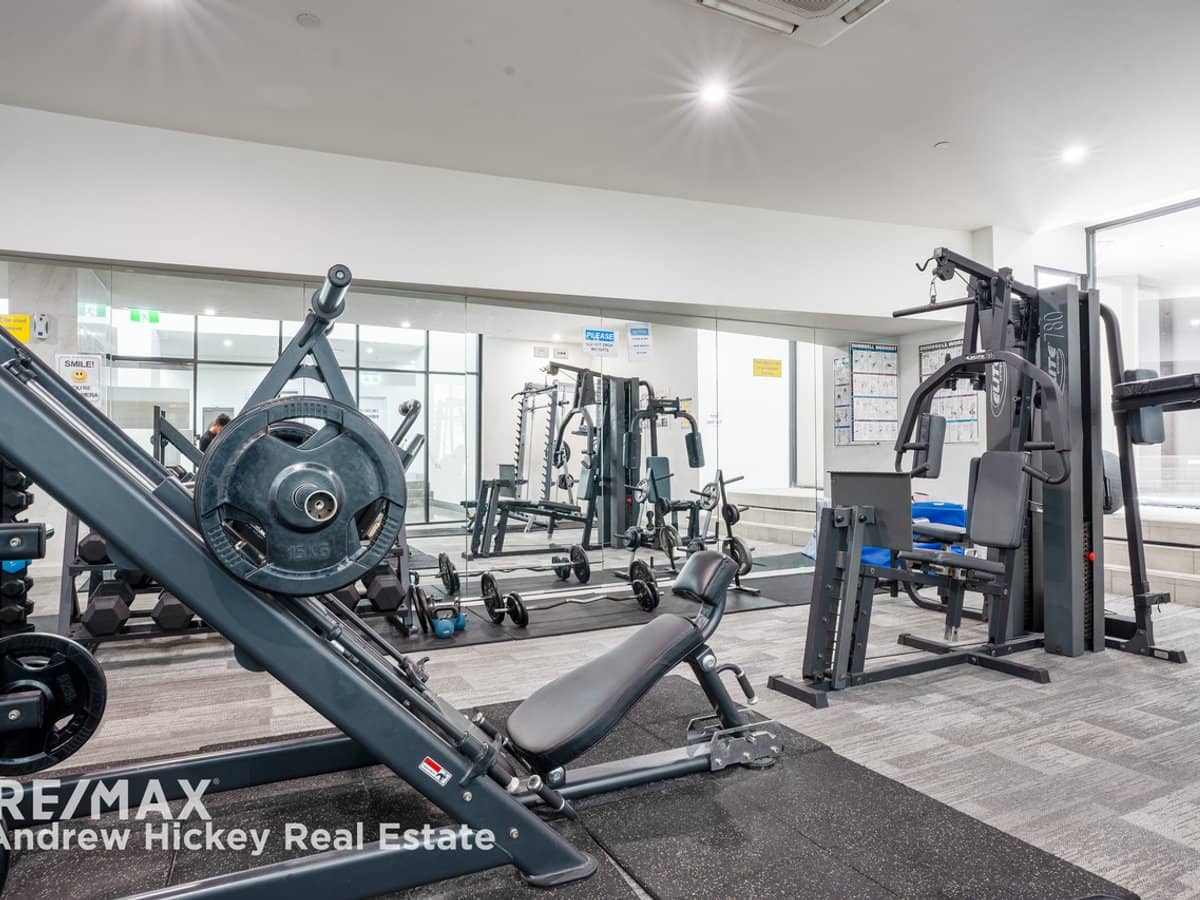 22 Surf Parade, BROADBEACH - Thumbnail 25