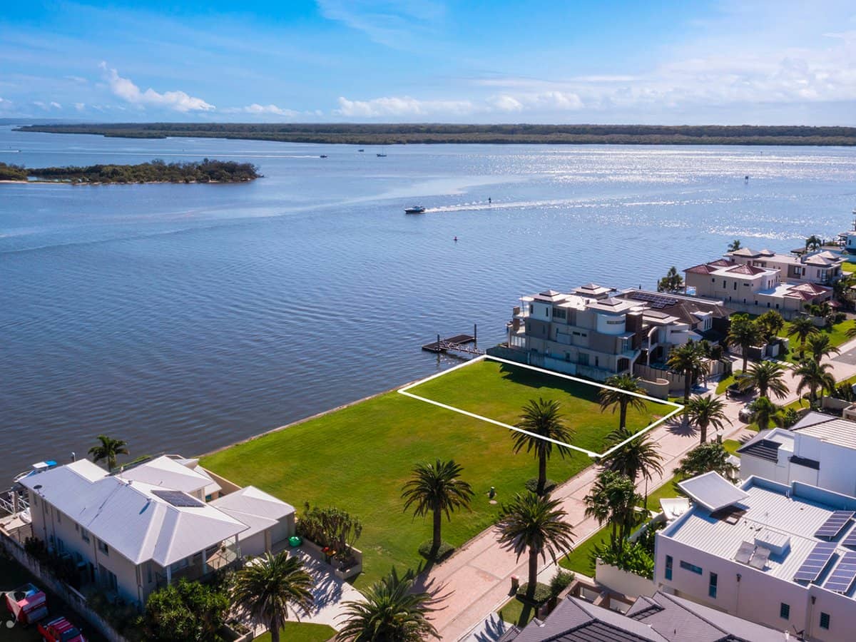 17 Knightsbridge Parade West, Sovereign Islands - Thumbnail 1