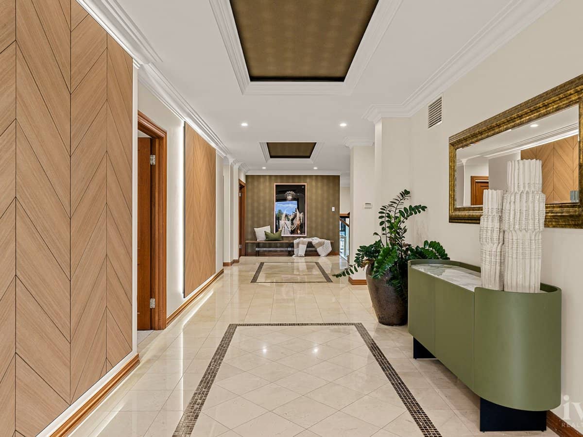 23 King Charles Drive, Sovereign Islands - Thumbnail 2