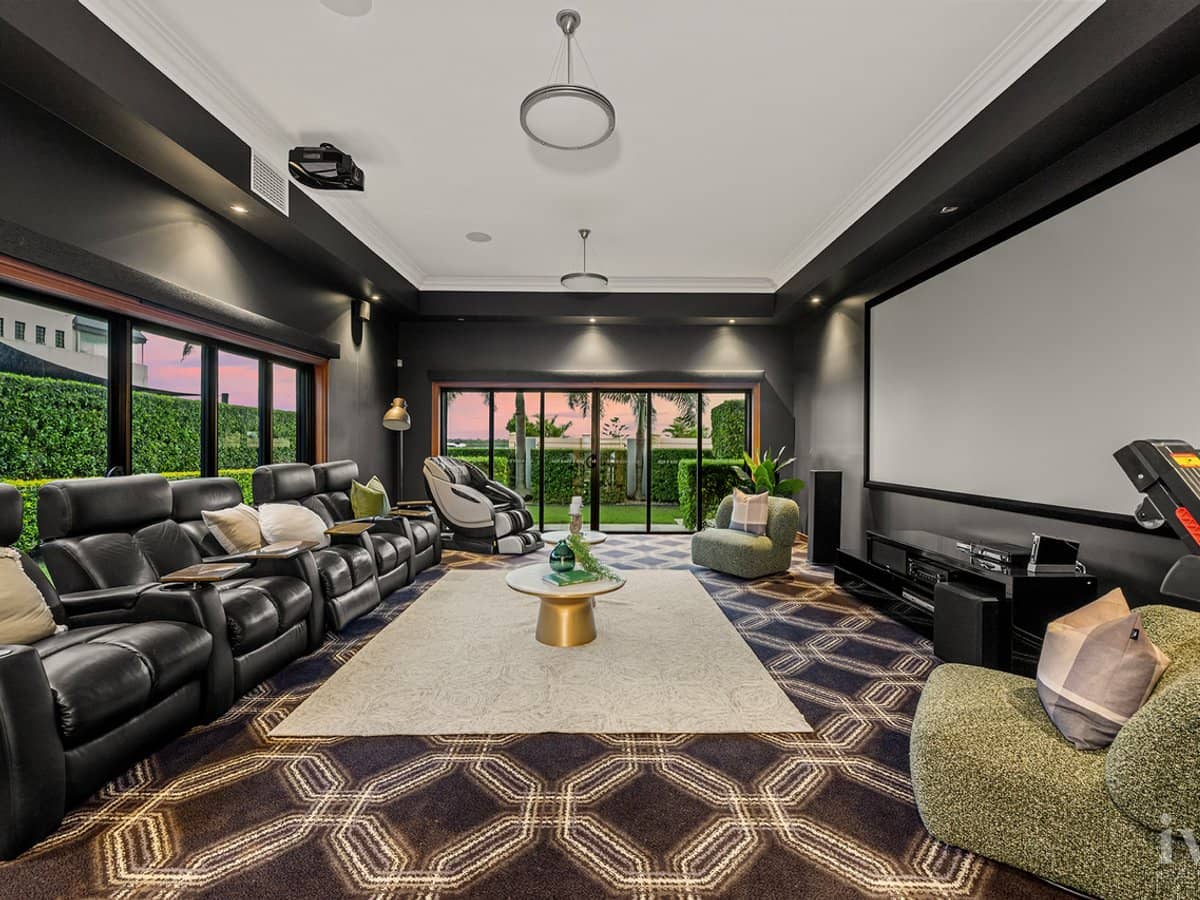 23 King Charles Drive, Sovereign Islands - Thumbnail 11