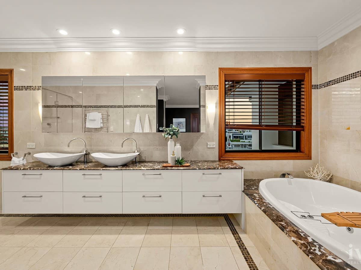 23 King Charles Drive, Sovereign Islands - Thumbnail 14