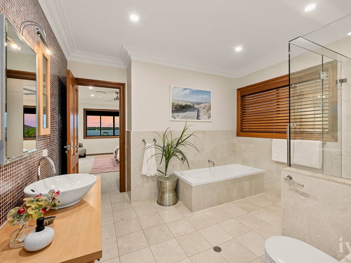 23 King Charles Drive, Sovereign Islands - Thumbnail 16