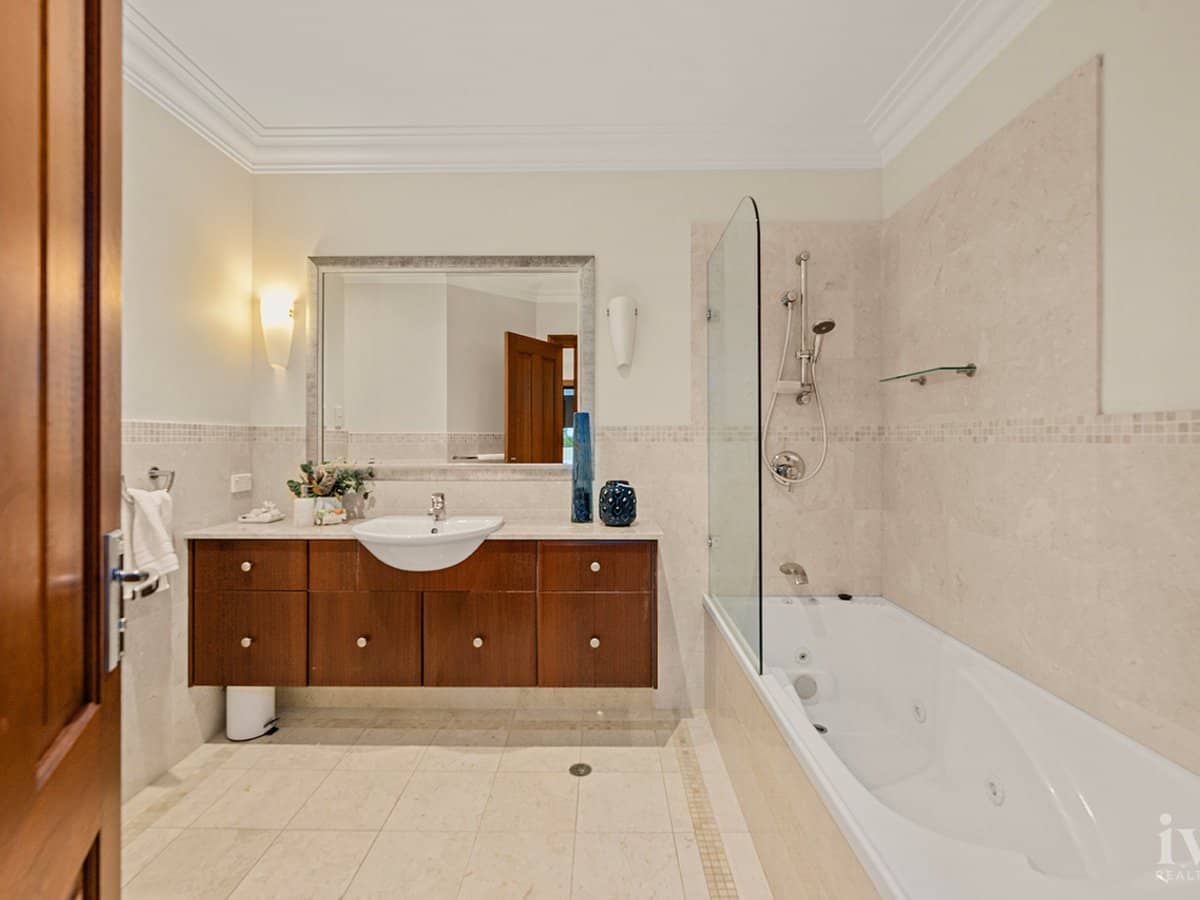 23 King Charles Drive, Sovereign Islands - Thumbnail 18