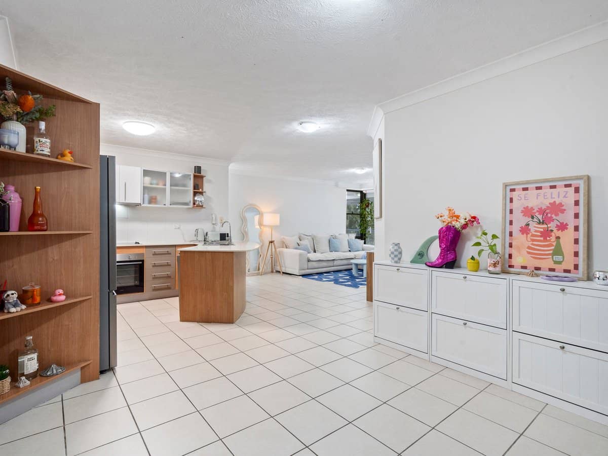 66 Mclean Street, COOLANGATTA - Thumbnail 3