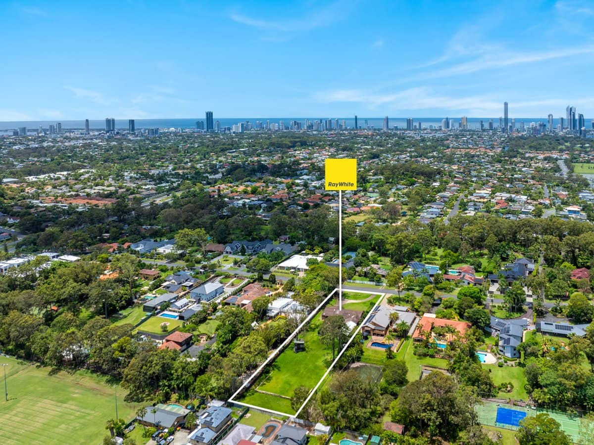 58 Hillview Parade, ASHMORE - Thumbnail 3