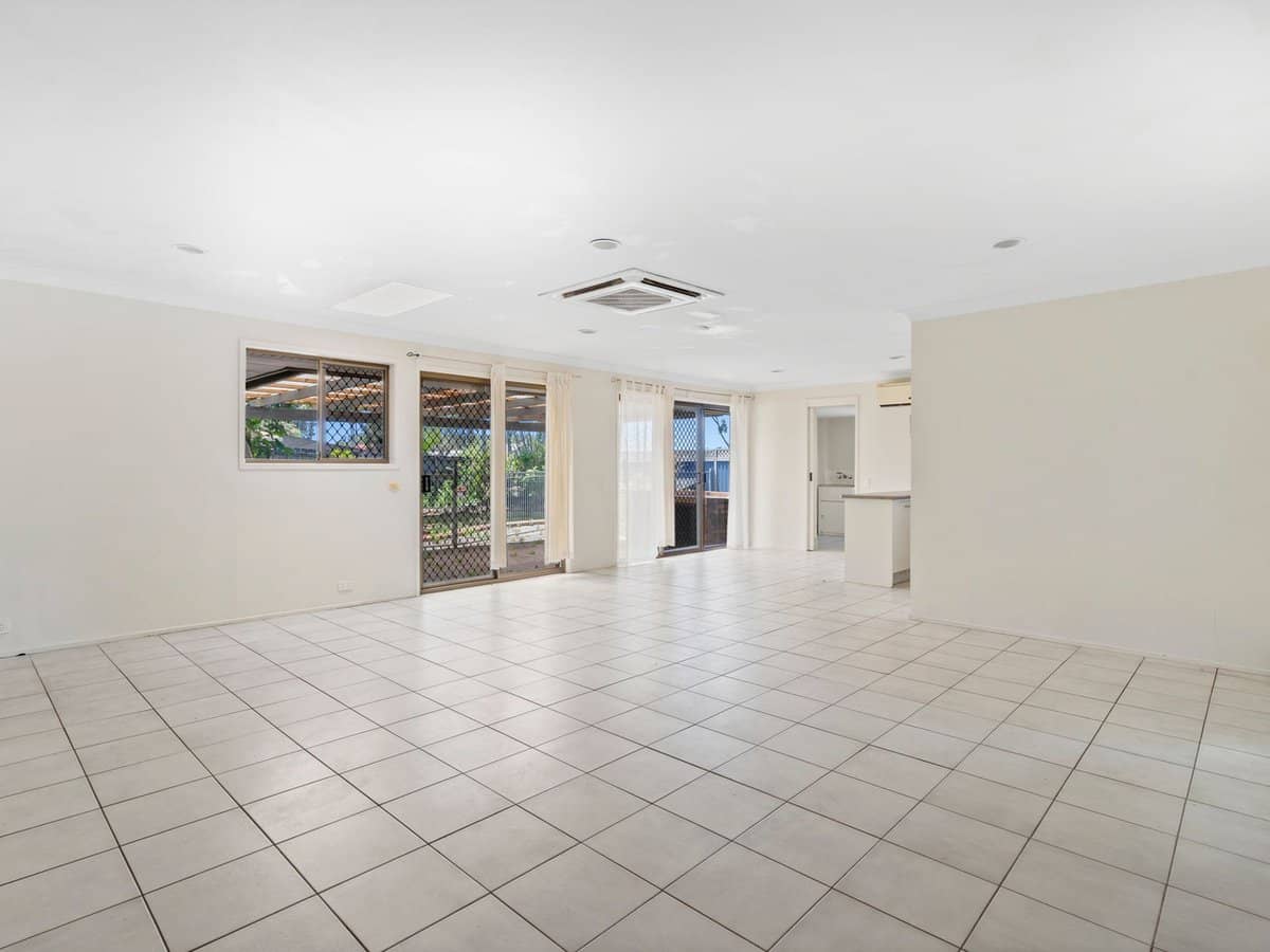 1 Burrinjuck Drive, Coombabah - Thumbnail 4