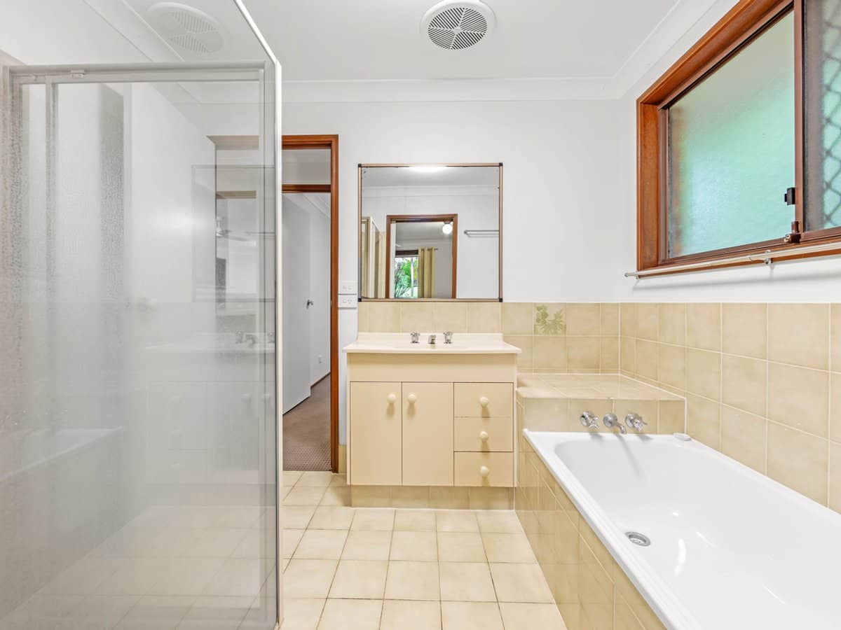 19 Sunningdale Circuit, ROBINA - Thumbnail 11