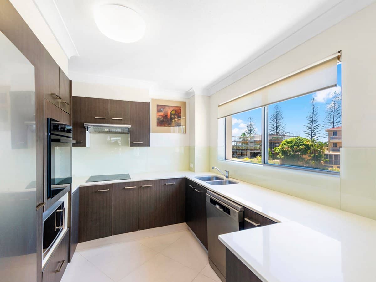 37 Bayview Street, RUNAWAY BAY - Thumbnail 10