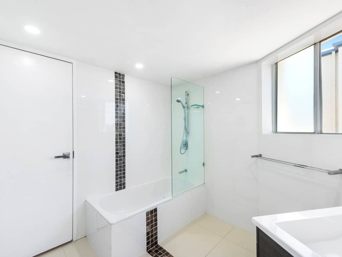 37 Bayview Street, RUNAWAY BAY - Thumbnail 15