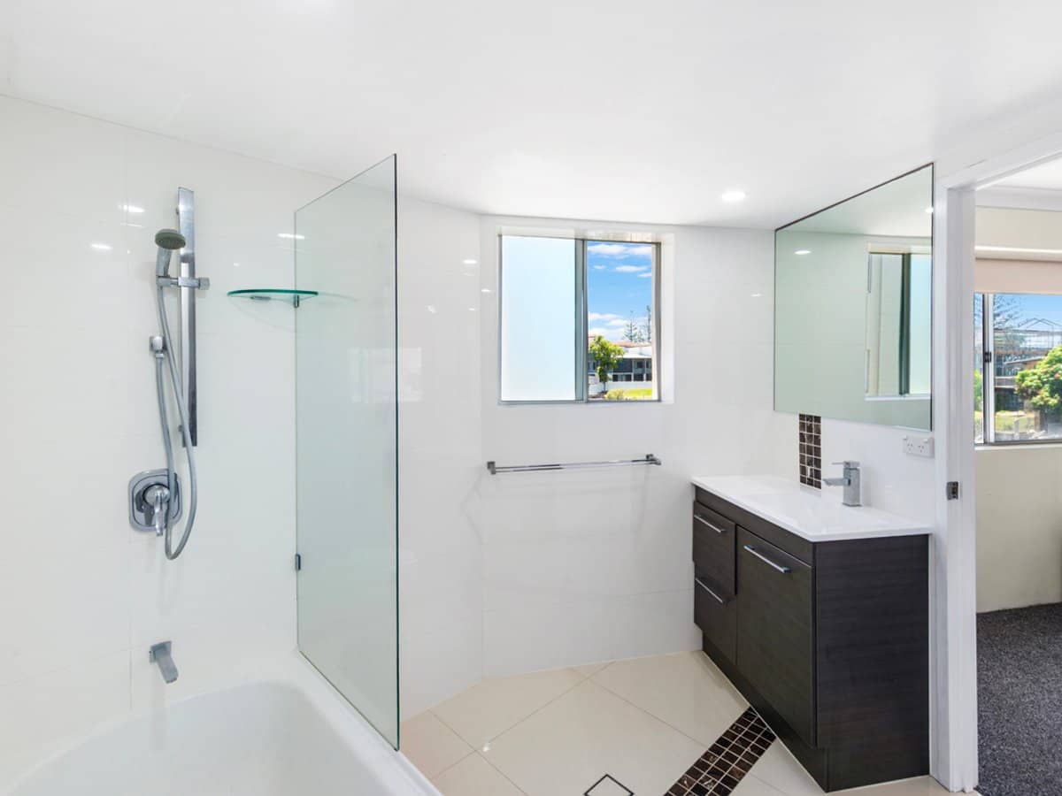 37 Bayview Street, RUNAWAY BAY - Thumbnail 16