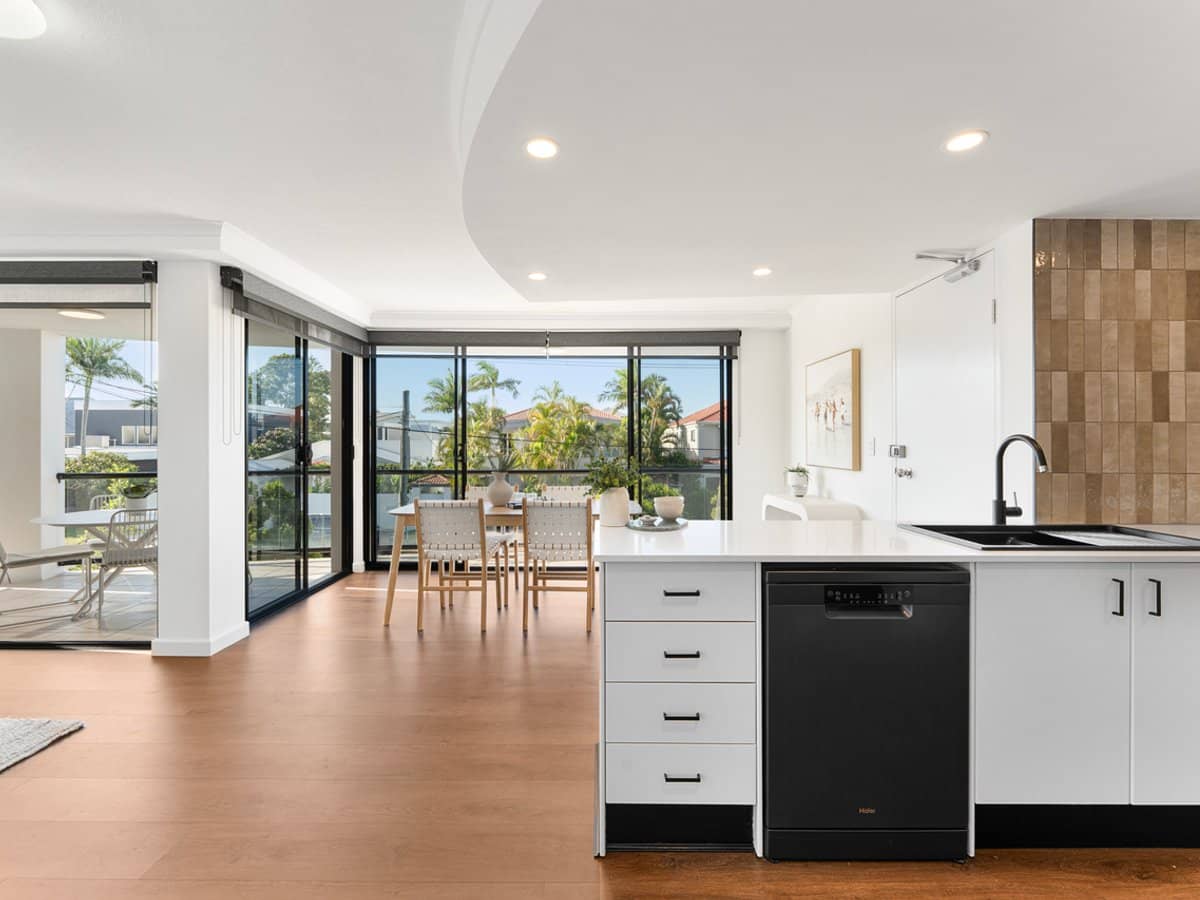 134 Stanhill Drive, CHEVRON ISLAND - Thumbnail 4