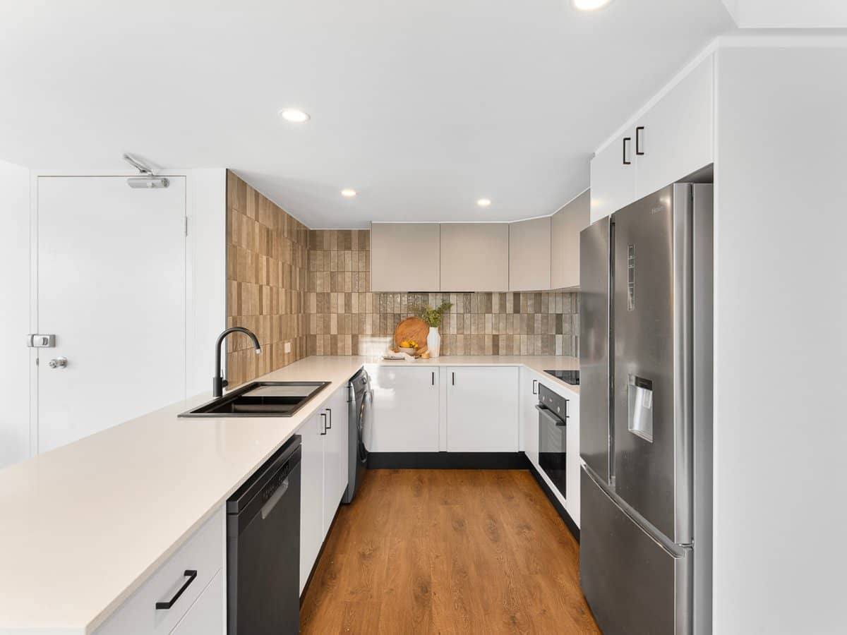 134 Stanhill Drive, CHEVRON ISLAND - Thumbnail 5