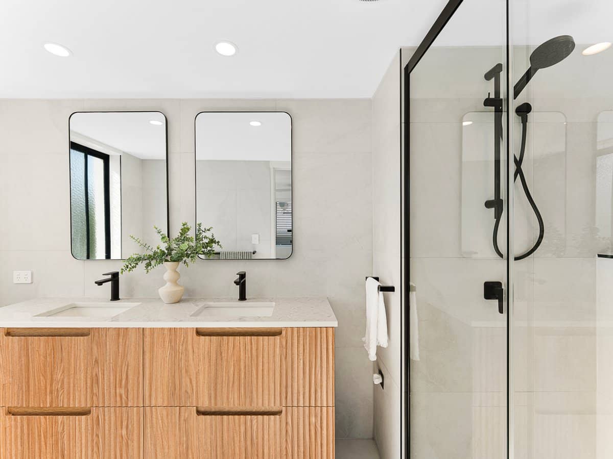 134 Stanhill Drive, CHEVRON ISLAND - Thumbnail 11