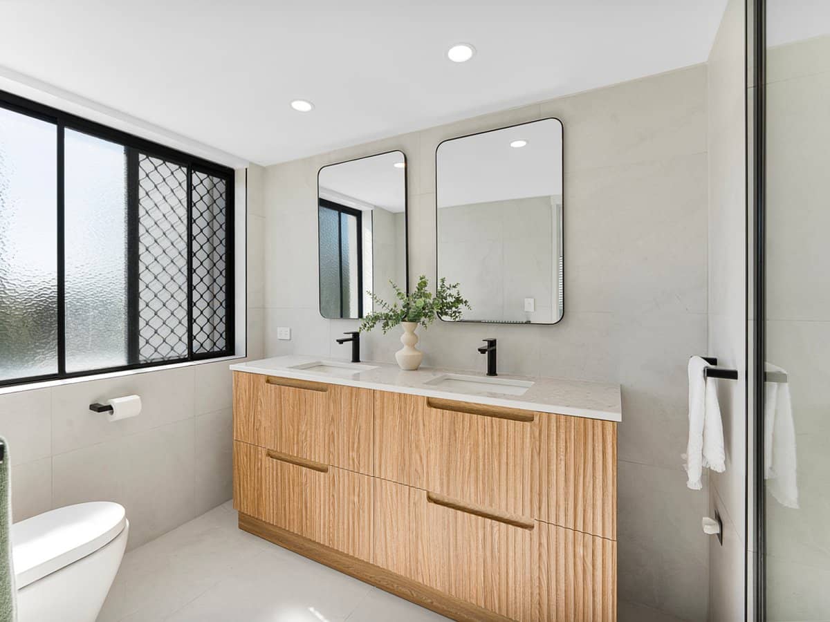 134 Stanhill Drive, CHEVRON ISLAND - Thumbnail 12