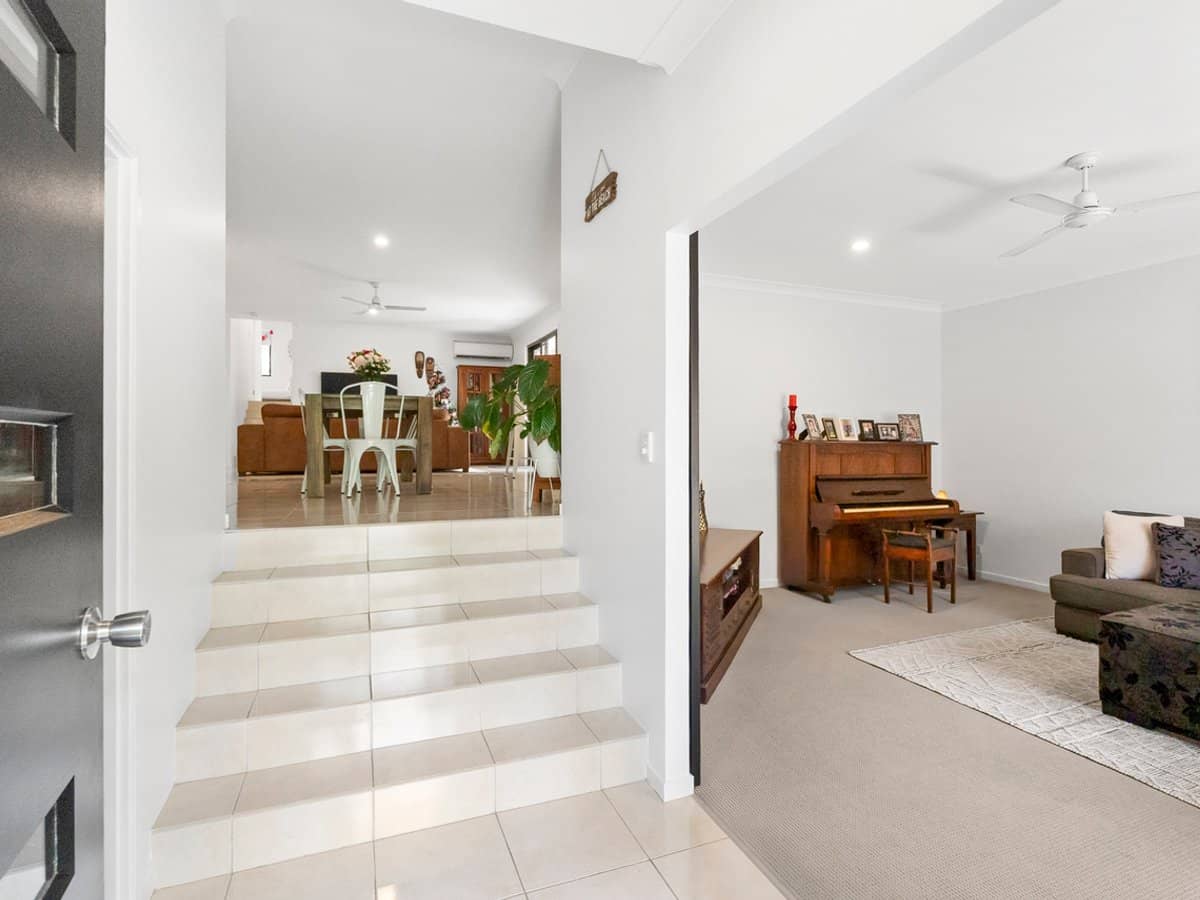 22 Glauca Street, BURLEIGH HEADS - Thumbnail 2