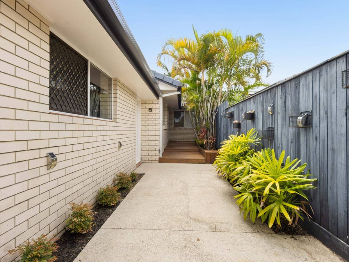 23 Sunbird Street, Burleigh Waters - Thumbnail 3