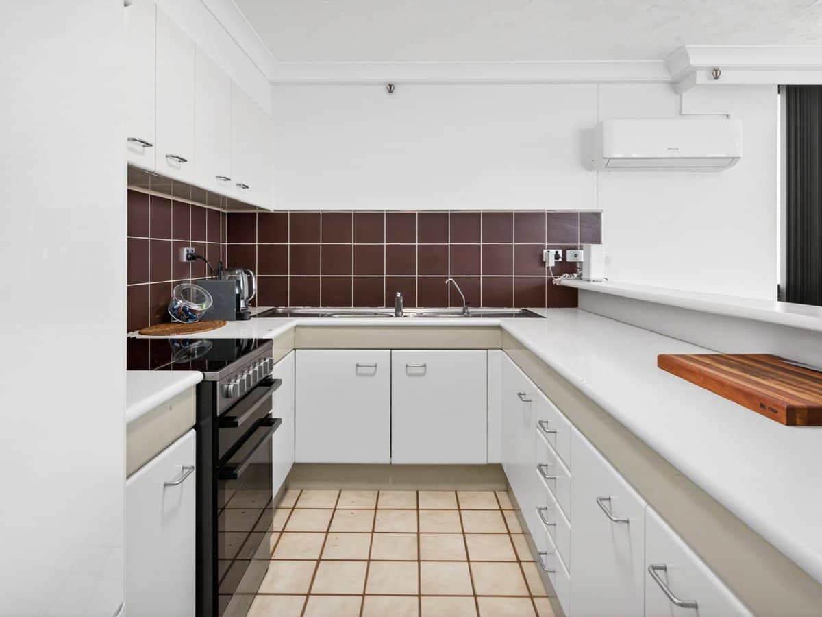 18 Hanlan Street, SURFERS PARADISE - Thumbnail 9