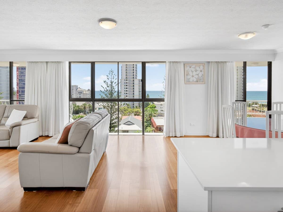 33/121 Surf Parade, BROADBEACH - Thumbnail 2