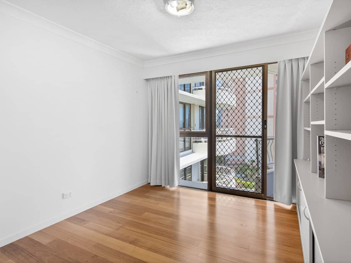 33/121 Surf Parade, BROADBEACH - Thumbnail 10