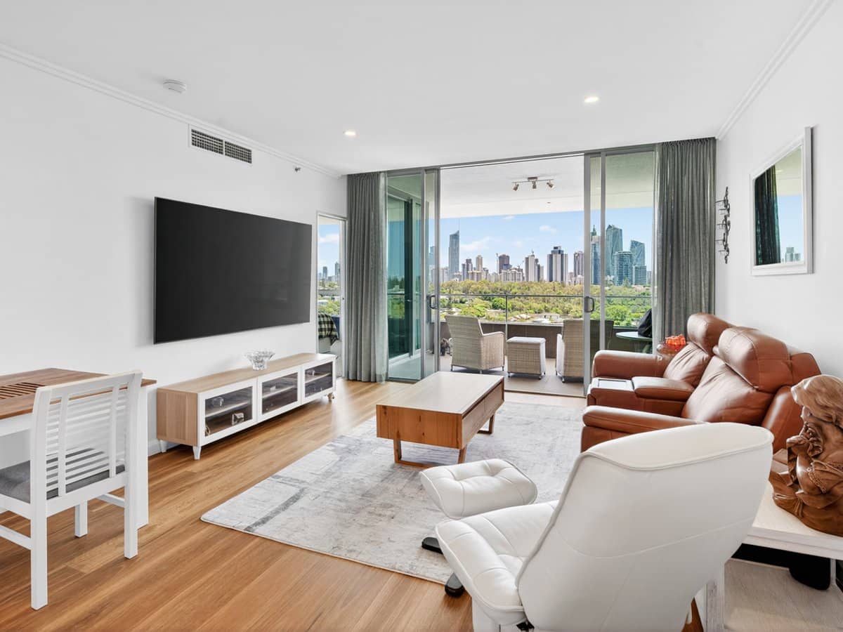 33 T E Peters Drive, BROADBEACH WATERS - Thumbnail 1