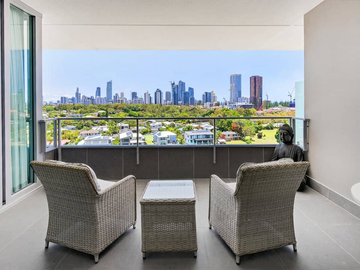 33 T E Peters Drive, BROADBEACH WATERS - Thumbnail 2