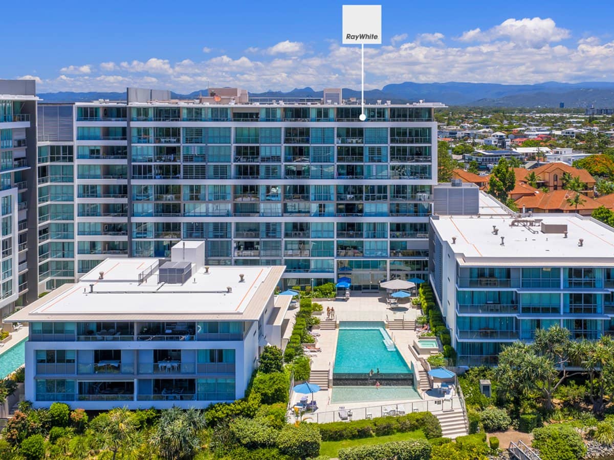 33 T E Peters Drive, BROADBEACH WATERS - Thumbnail 3