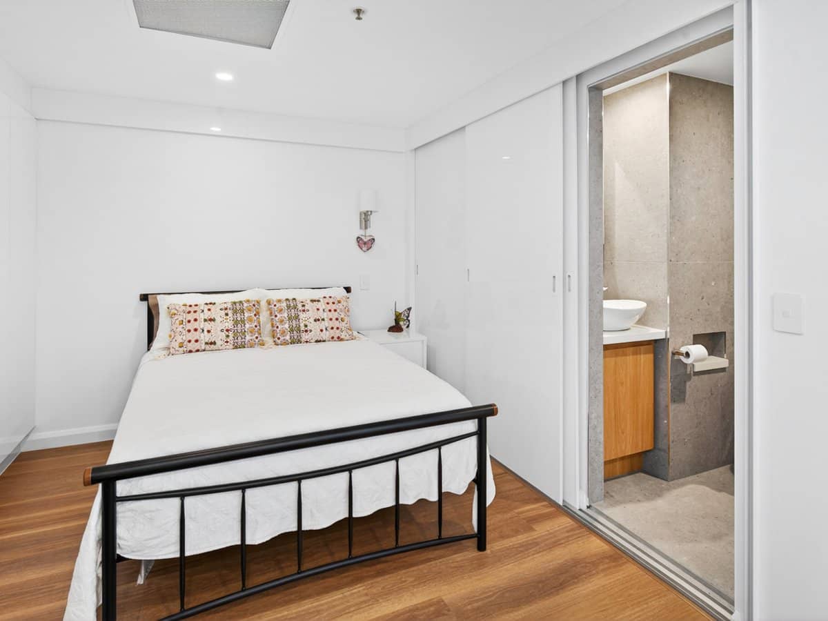 33 T E Peters Drive, BROADBEACH WATERS - Thumbnail 7