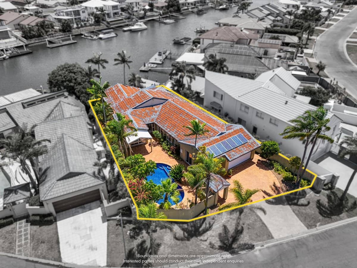 3 The Yardarm, Runaway Bay - Thumbnail 2