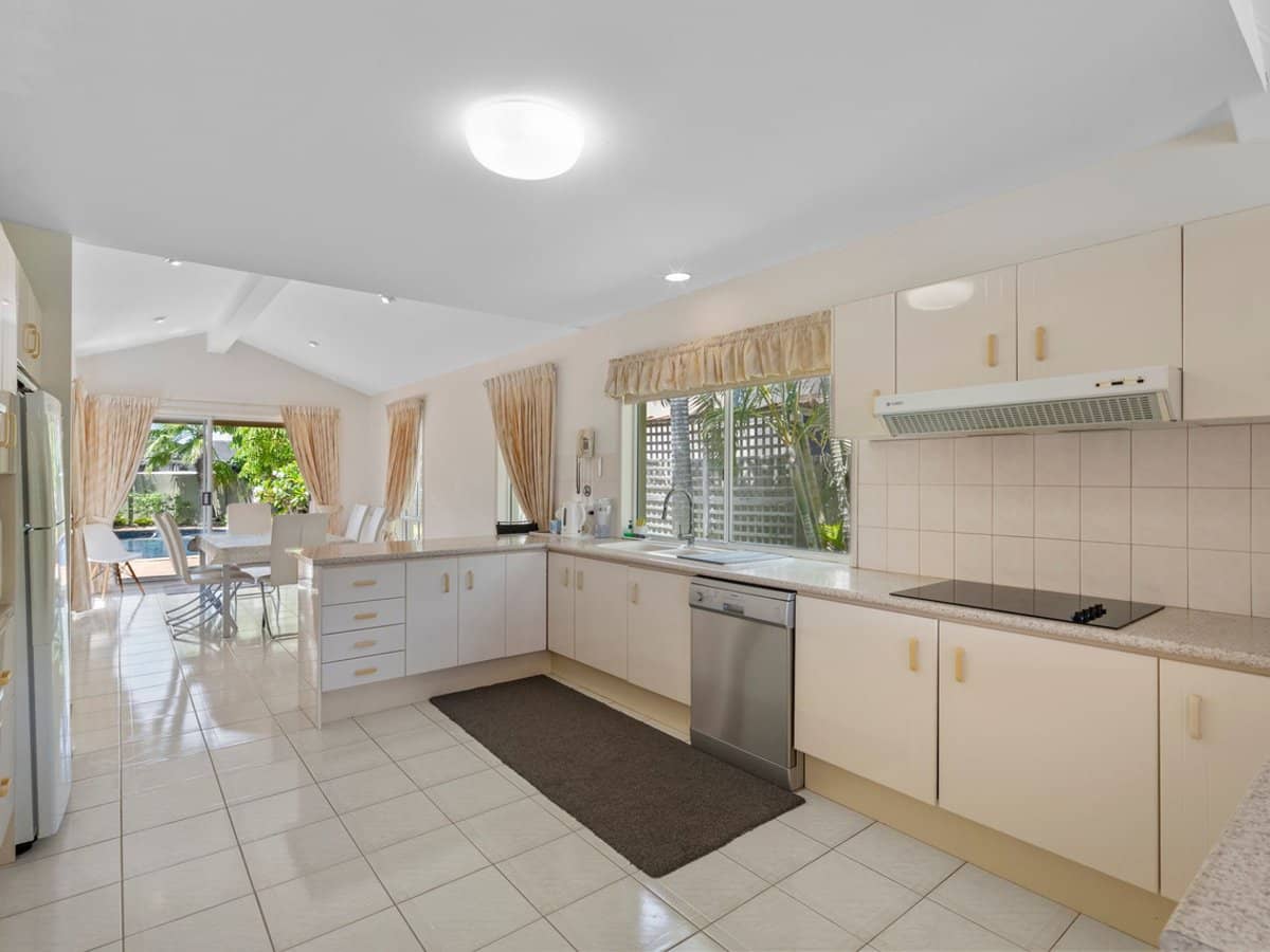 3 The Yardarm, Runaway Bay - Thumbnail 6