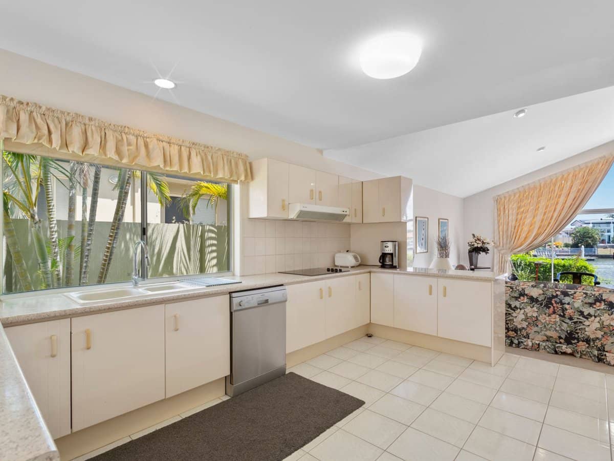 3 The Yardarm, Runaway Bay - Thumbnail 8