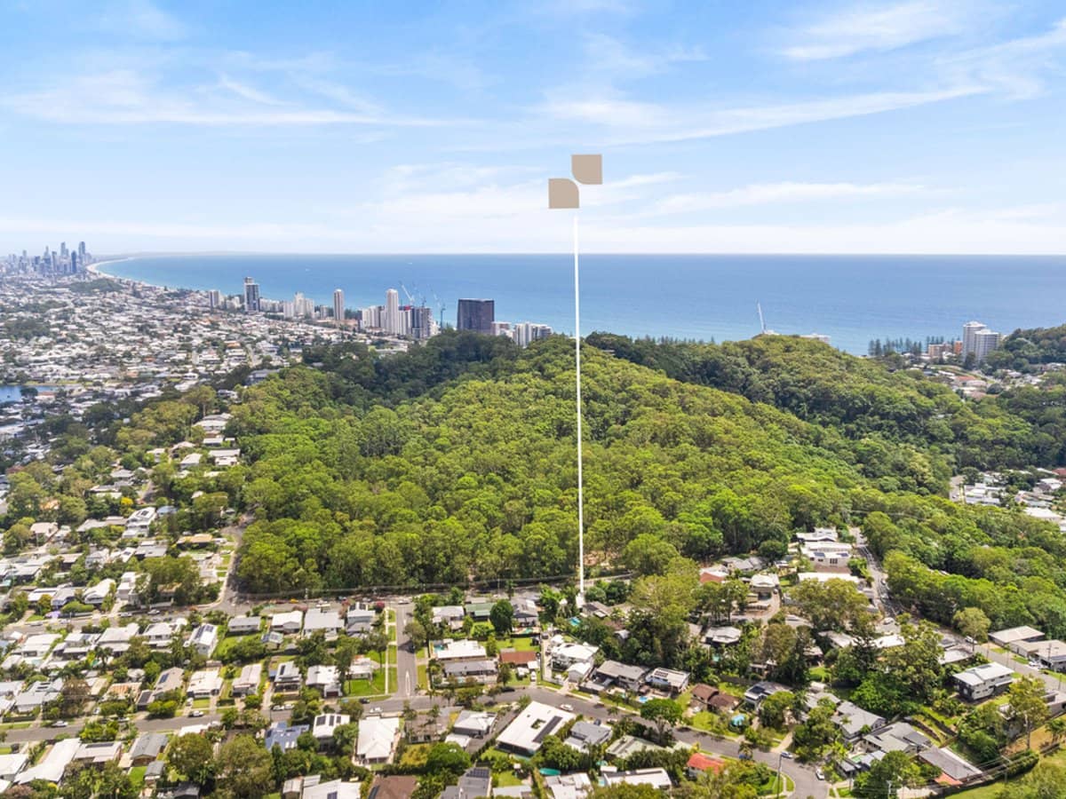 218 Ocean Parade, Burleigh Heads - Thumbnail 1