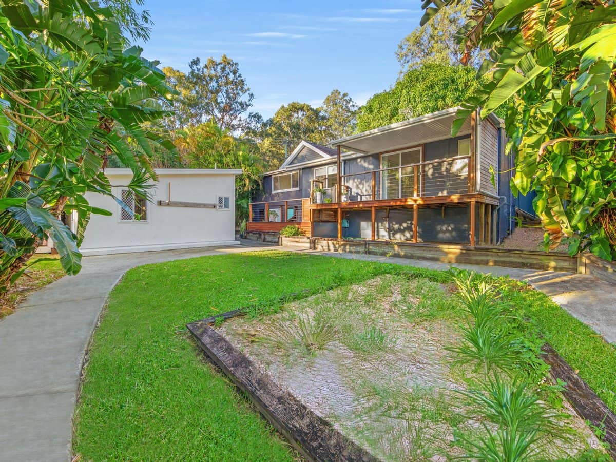 218 Ocean Parade, Burleigh Heads - Thumbnail 2