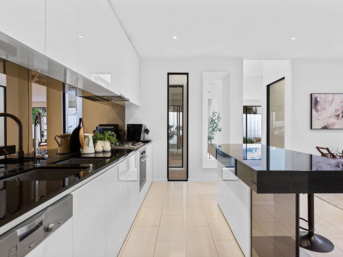 10009 The Boulevard, BENOWA - Thumbnail 5