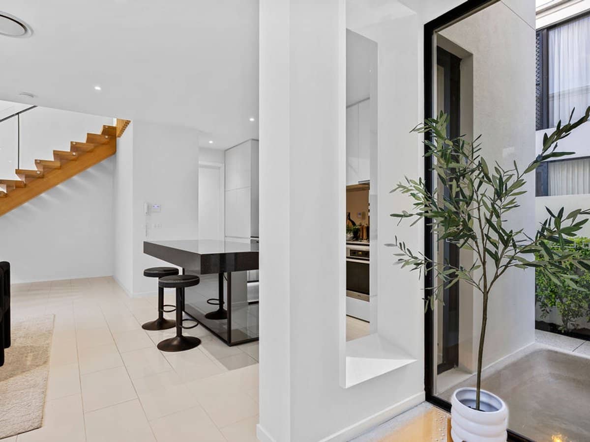 10009 The Boulevard, BENOWA - Thumbnail 8