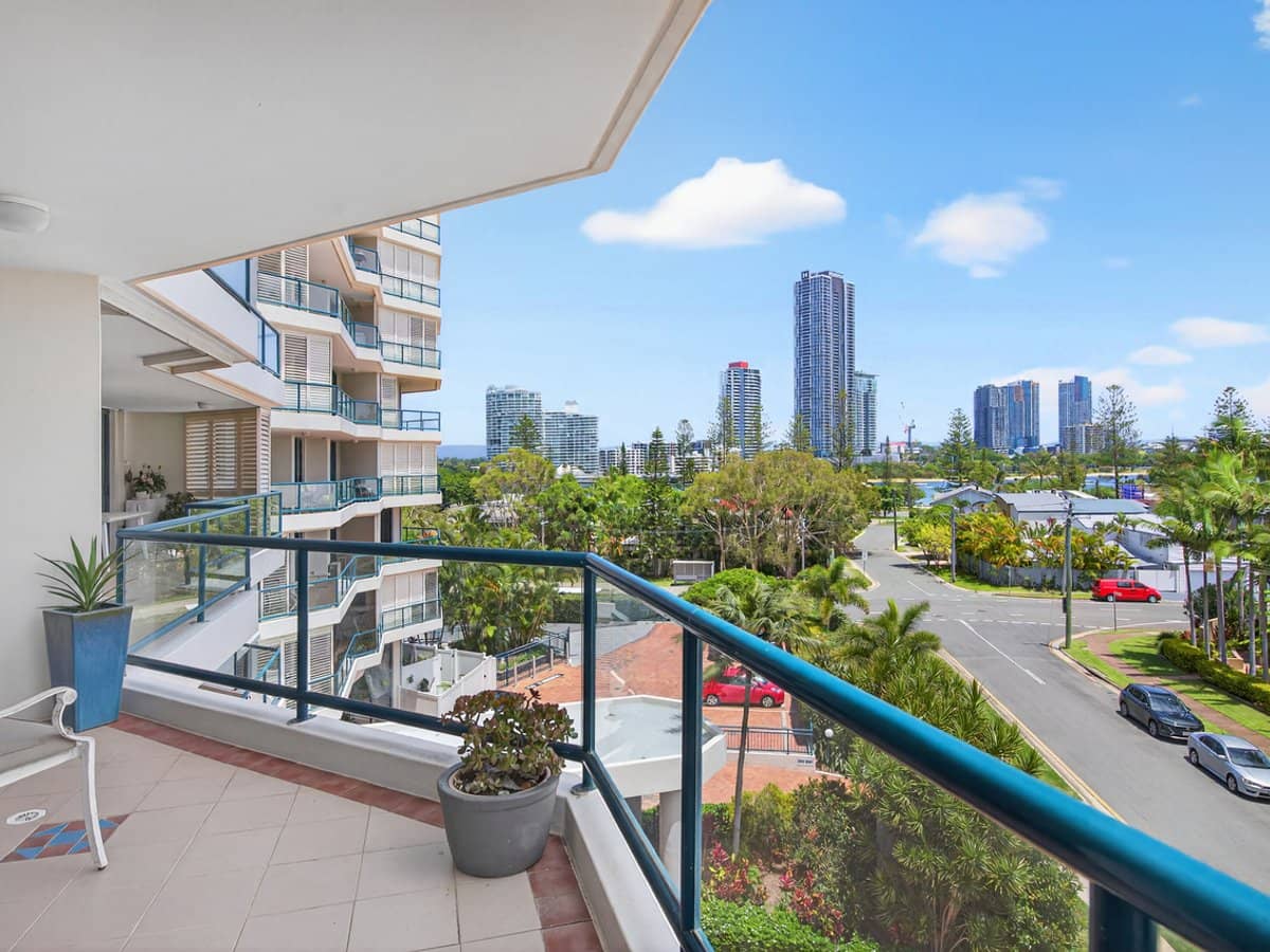 22 Montgomery Avenue, MAIN BEACH - Thumbnail 1