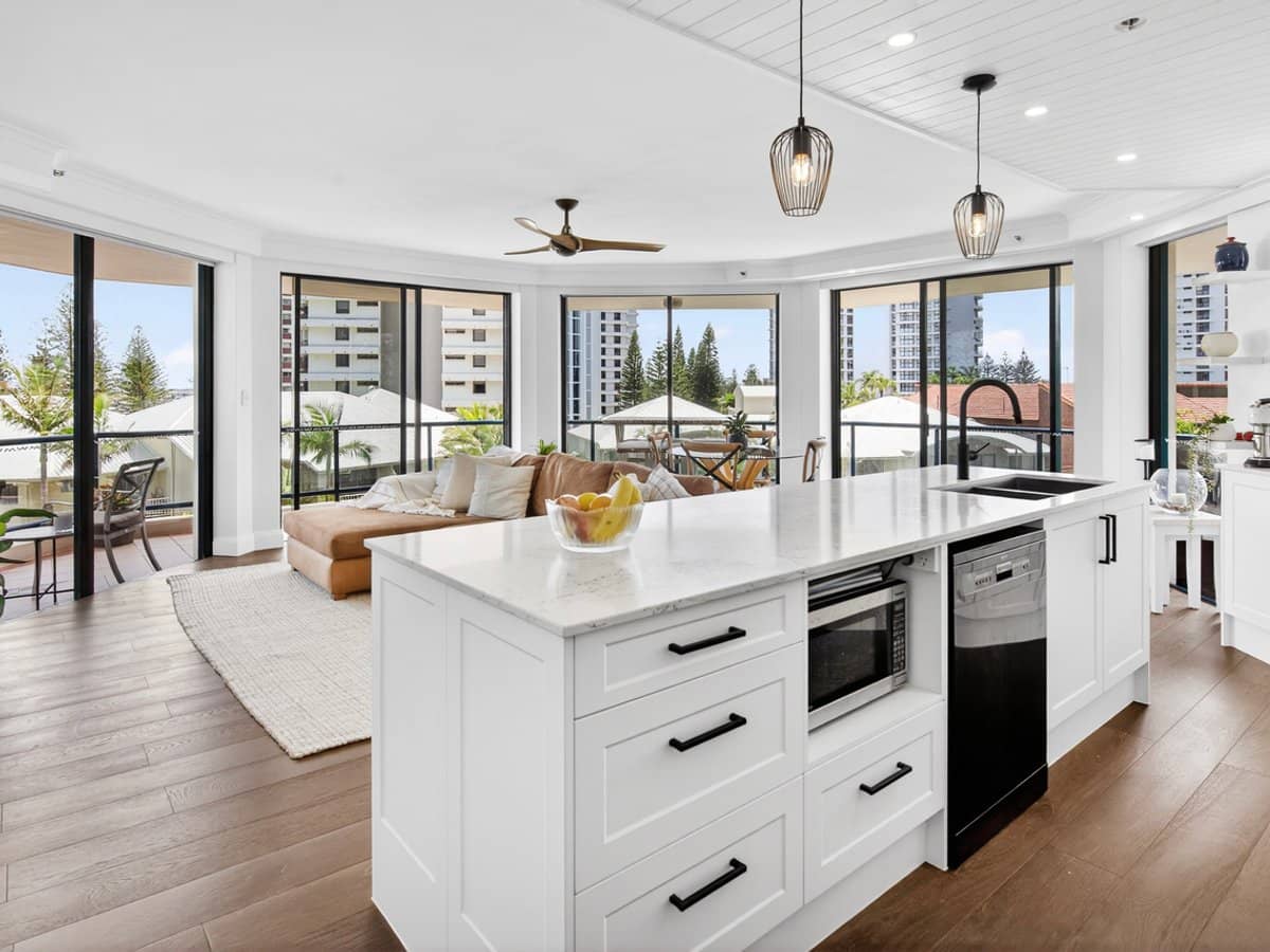 22 Montgomery Avenue, MAIN BEACH - Thumbnail 2