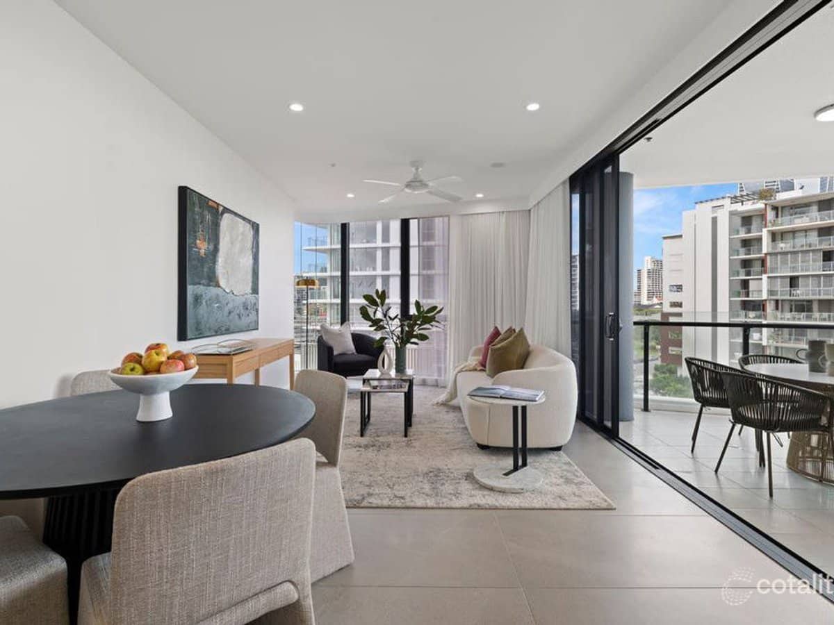 15-17 Cannes Avenue, Surfers Paradise - Thumbnail 1