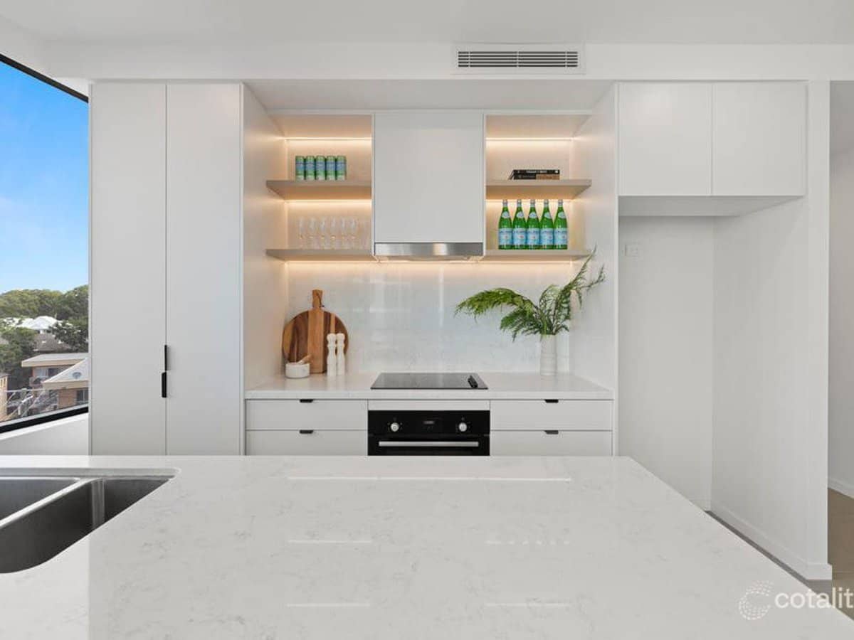 15-17 Cannes Avenue, Surfers Paradise - Thumbnail 2