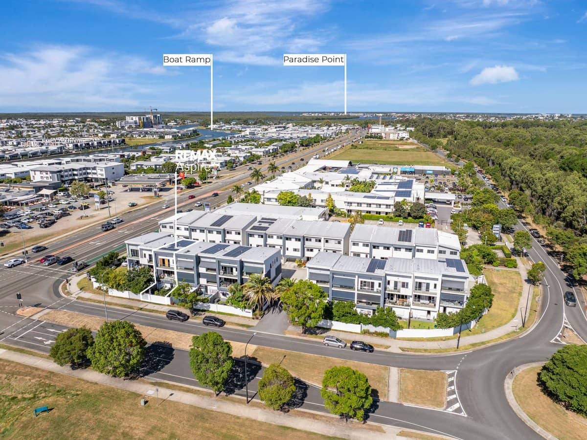 1 Mervyn Thomas Drive, HOPE ISLAND - Thumbnail 1