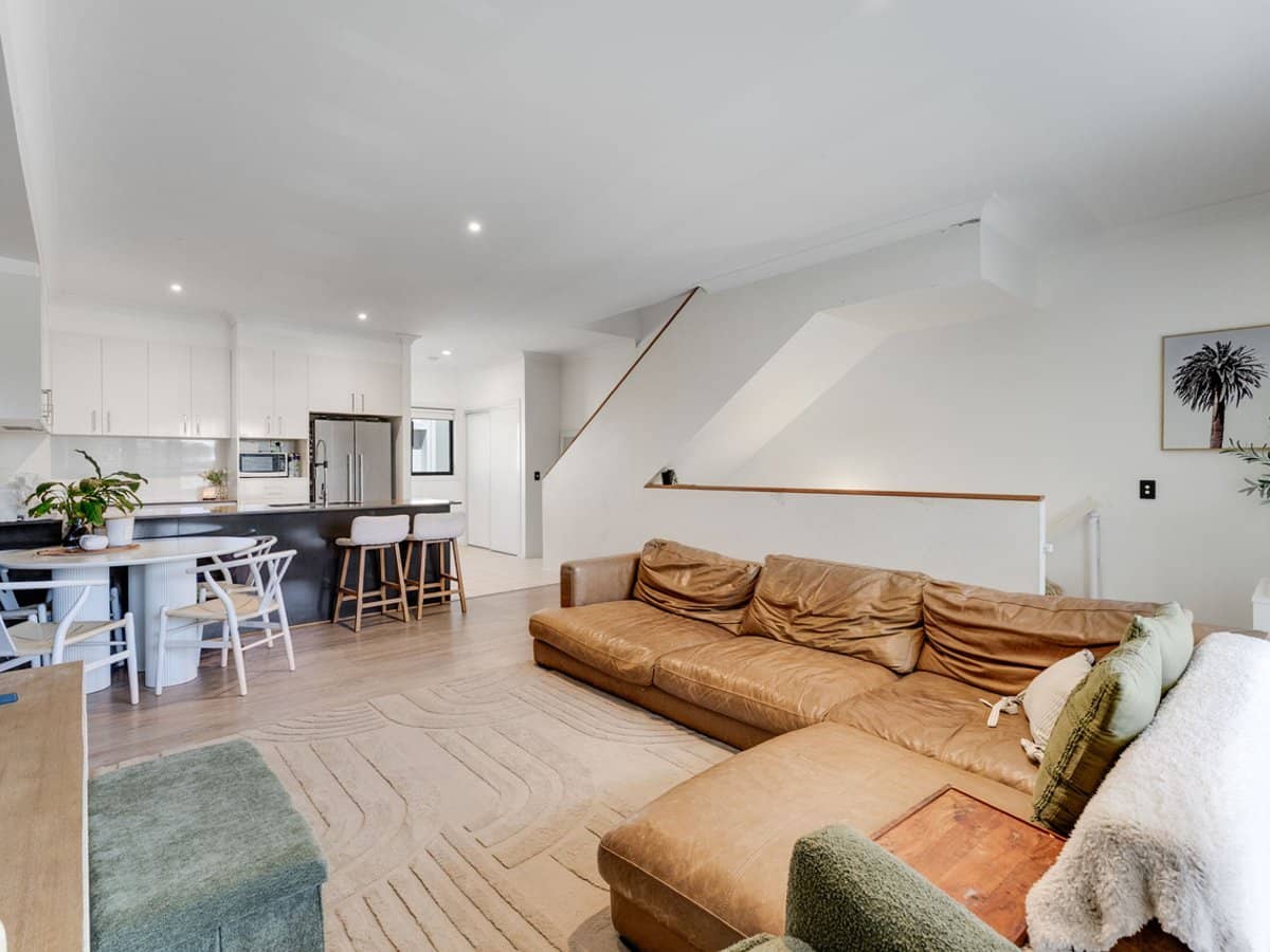 1 Mervyn Thomas Drive, HOPE ISLAND - Thumbnail 5